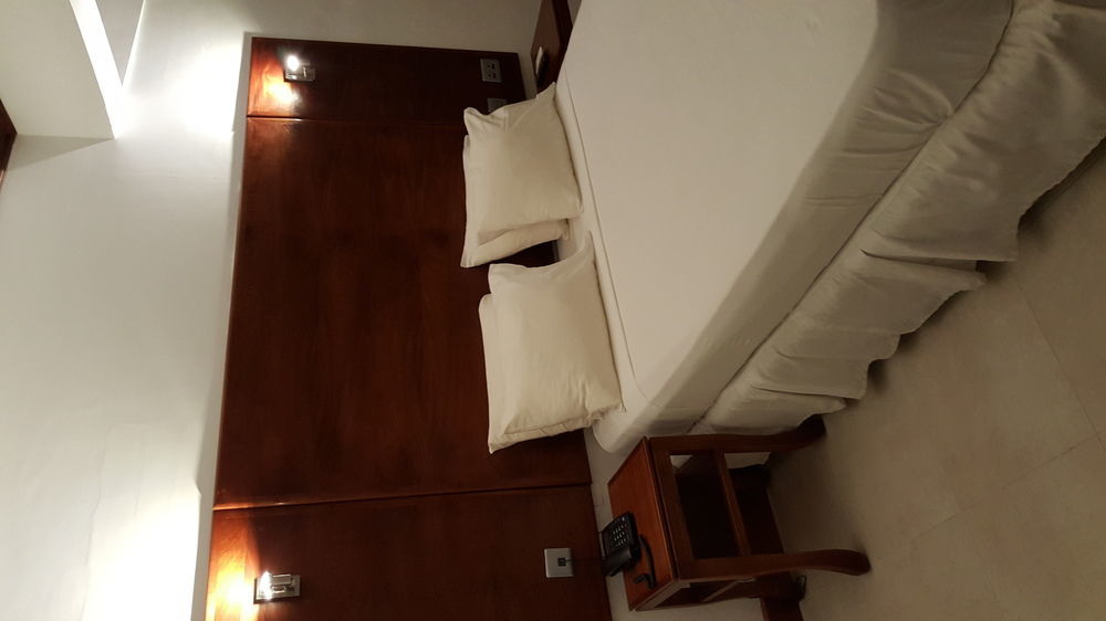 Golden Gate Hotel Кумаси Экстерьер фото