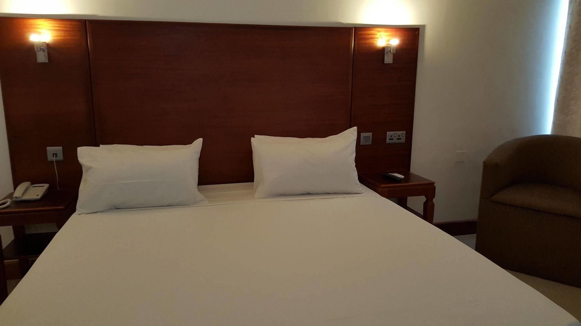 Golden Gate Hotel Кумаси Экстерьер фото